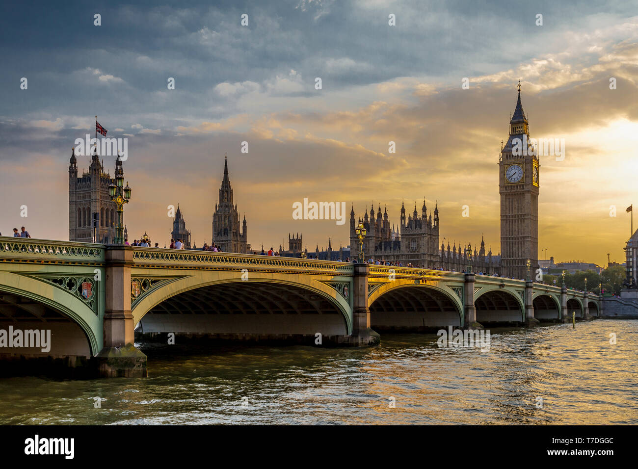 Luz de la tarde que se refleja en el Puente de Westminster y la Torre Victoria, también conocida como Big Ben en el fondo, Londres, Reino Unido Foto de stock