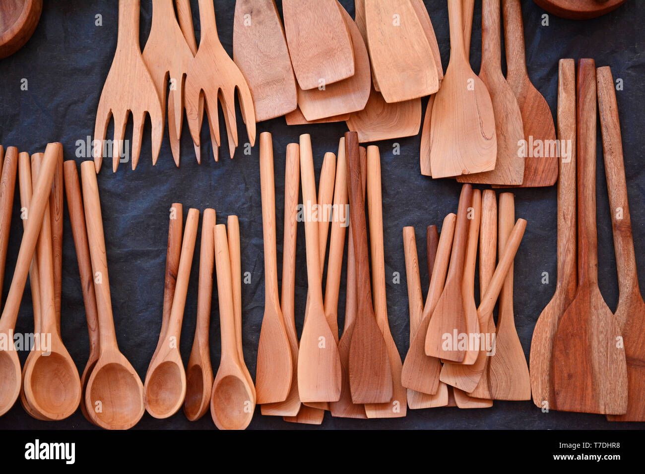 Numerosas cucharas de madera hecha a mano,horquillas,espátulas para cocinar, removiendo los alimentos. Estos están hechos en México. Foto de stock