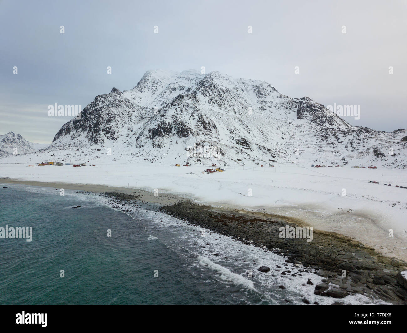 Antena drone increíbles vistas panorámicas de las islas Lofoten. Imagen vista superior al atardecer. Paisaje invernal con el famoso paisaje nórdico en Noruega, Escandinavia Foto de stock