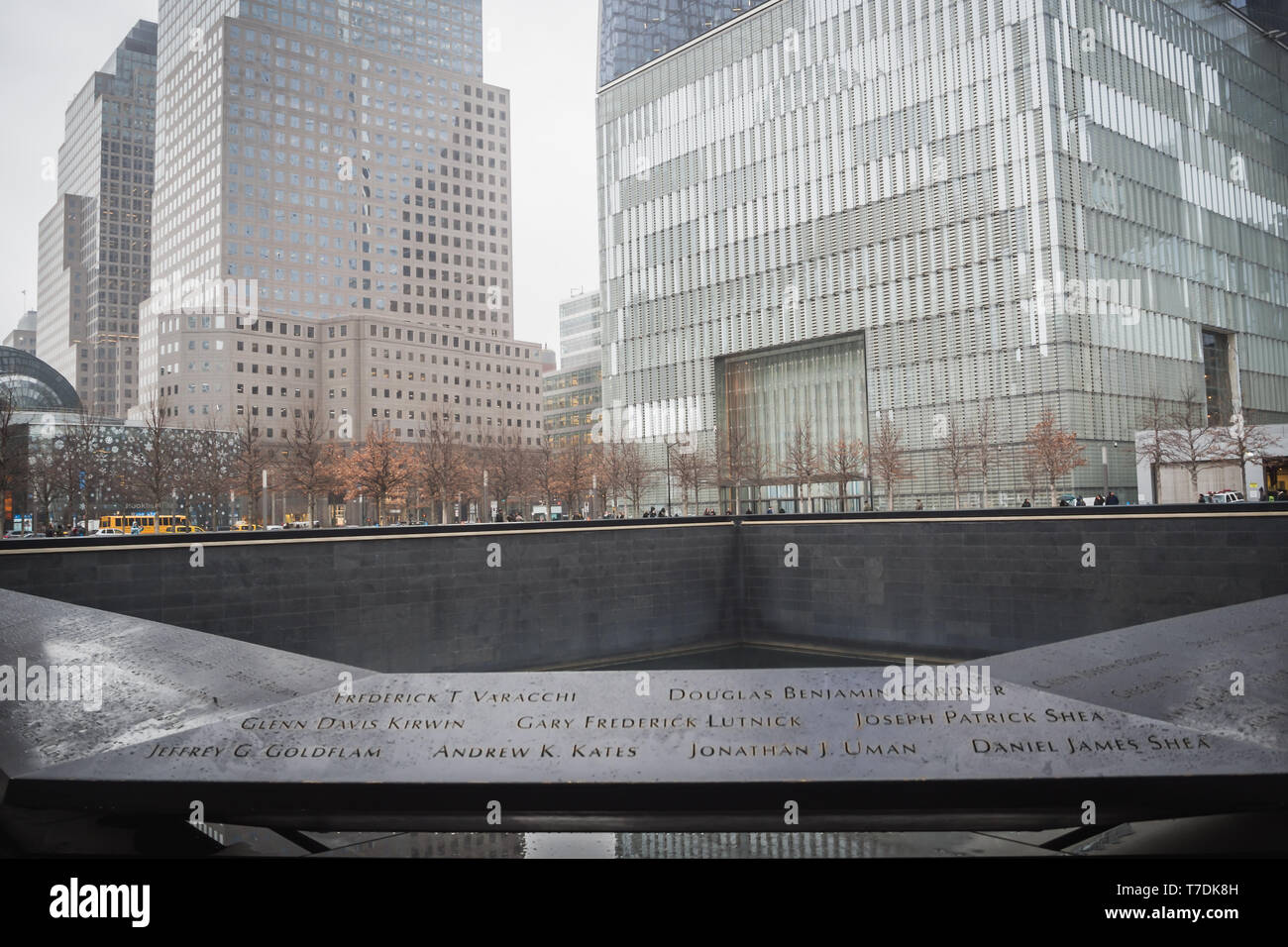 Nueva York, Estados Unidos - 23 de febrero de 2018: Panorama de la Zona Cero con los nombres de las víctimas del 11 de septiembre en el centro de Wall Street en Manhattan, Ne Foto de stock