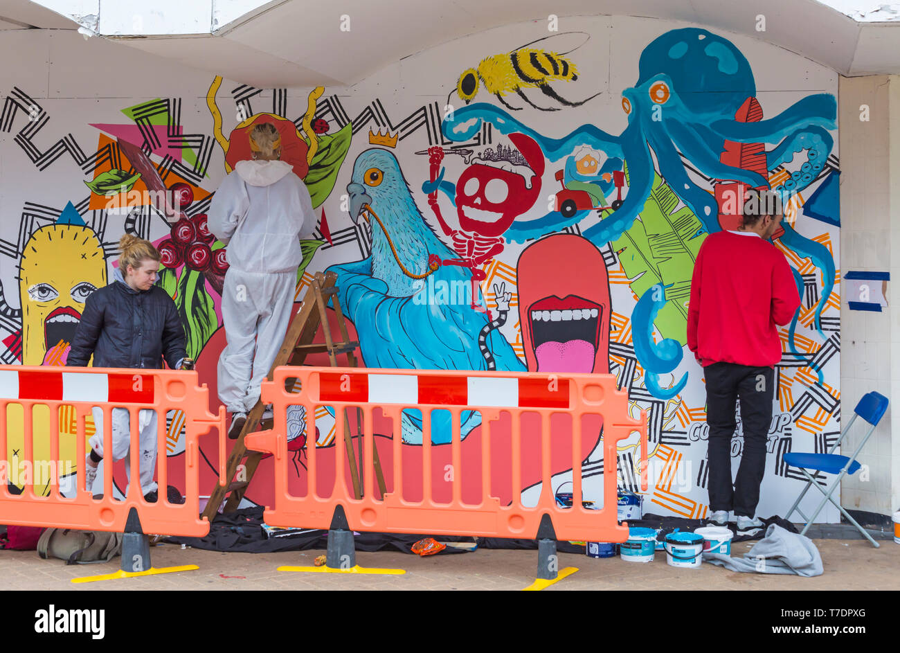 Boscombe, Bournemouth, Dorset, Reino Unido. El 6 de mayo de 2019. Bournemouth Artes emergentes Fringe (BEAF) Festival atrae a visitantes en Boscombe con exposiciones de artes, eventos musicales, teatro, espectáculos, cine, danza, talleres. La taza de café proyecto creando ilustraciones para que todos se unan. Crédito: Carolyn Jenkins/Alamy Live News Foto de stock