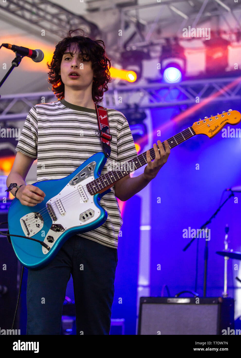 ATLANTA, Georgia - 05 de mayo: Finn Wolfhard y Calpurnia realiza durante el  día 3 de rodillas