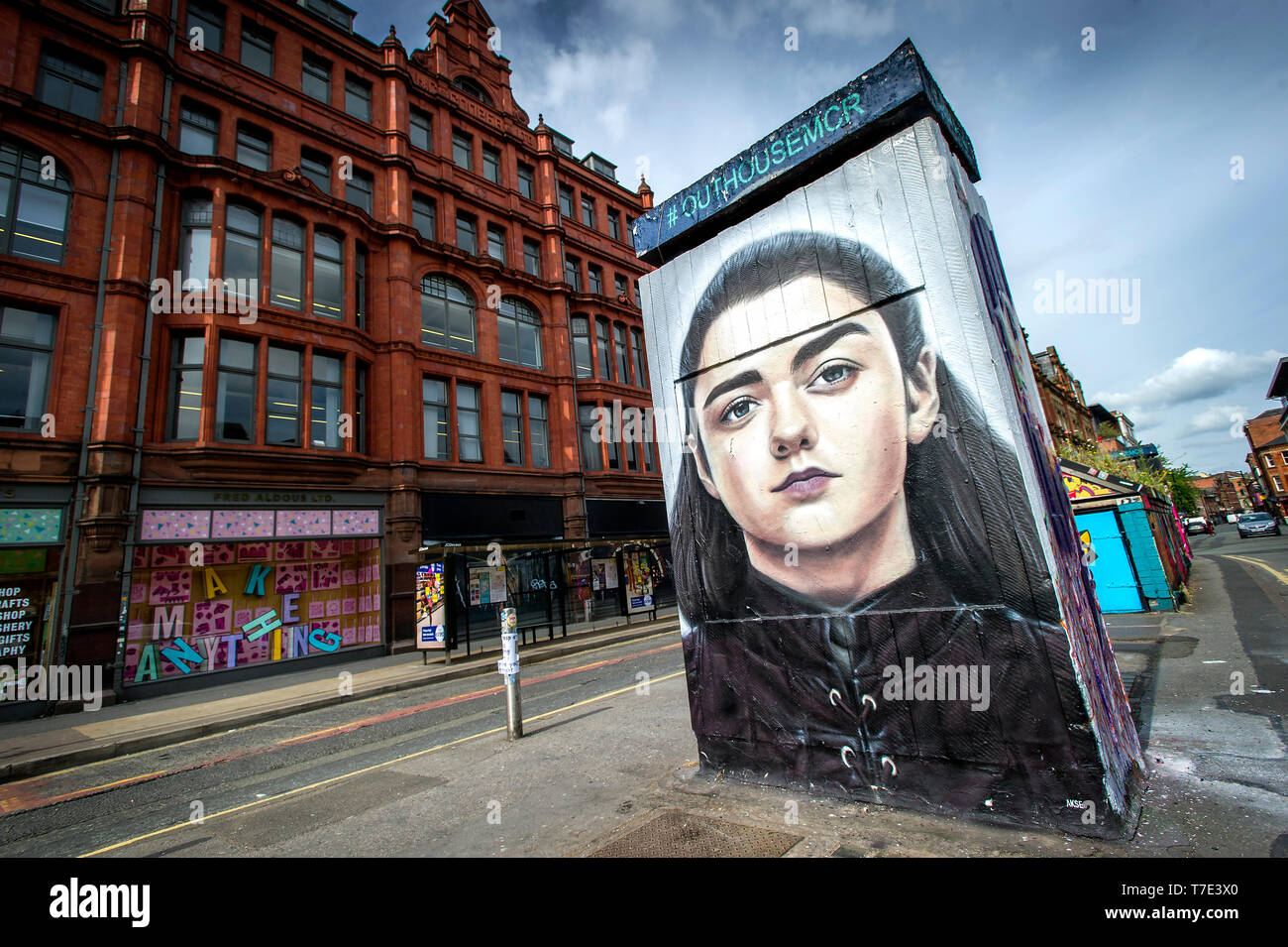Manchester, Reino Unido. 7 de mayo de 2019. Una nueva pieza de arte en la calle ha aparecido en Stevenson cuadrado en el Barrio Norte de Manchester, Reino Unido. La obra de arte representa el Juego de Tronos personaje Arya Stark, interpretado por la actriz Maisie Williams, y fue creada por el artista Akse, el Francés-nacido artista callejero que ha estado viviendo y trabajando en Manchester desde 1997. Todo es parte del proyecto de arte público exterior letrina MCR, que supervisa la parte rica de arte de calle del centro de la ciudad. Crédito: Paul Heyes/Alamy Live News Foto de stock