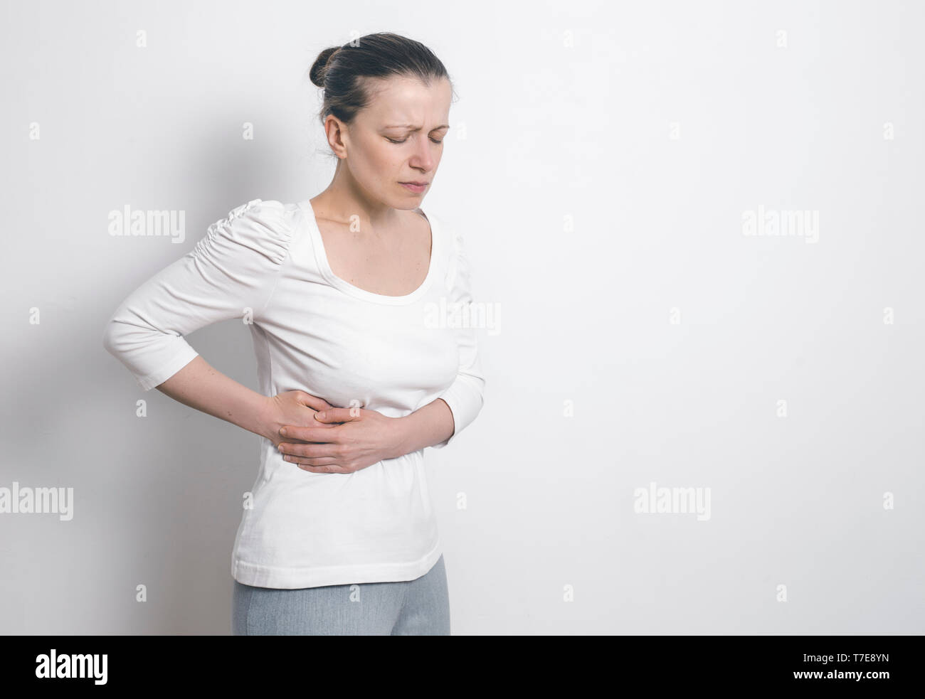 La diarrea. La pancreatitis. Una mujer tiene un dolor de estómago. Foto de stock