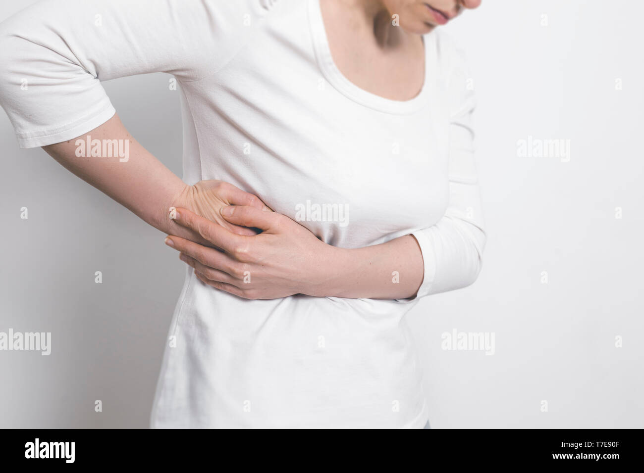 La diarrea. La pancreatitis. Una mujer tiene un dolor de estómago. Foto de stock