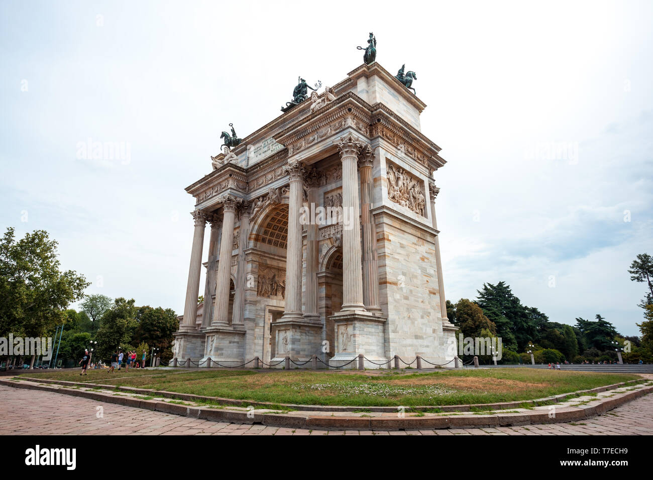 Arco de la paz, o Arco della Pace, city gate en el centro del casco