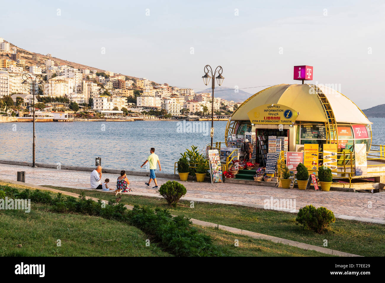 Información turística, promenade, Saranda, Mar Jónico, Albania Foto de stock