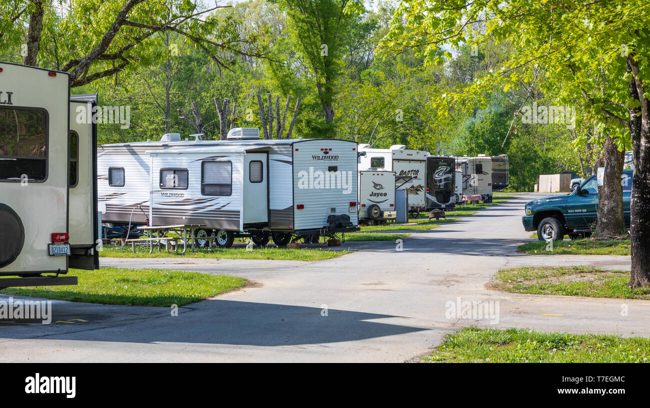 La caliza, TN, USA-4/26/19: una fila de remolques para acampar en un parque de casas rodantes en un soleado día de primavera. Foto de stock