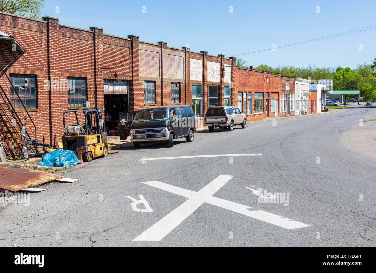 La caliza, TN, USA-4/27/19: una fila vacía la mayoría de edificios comerciales en una pequeña comunidad rural. Foto de stock
