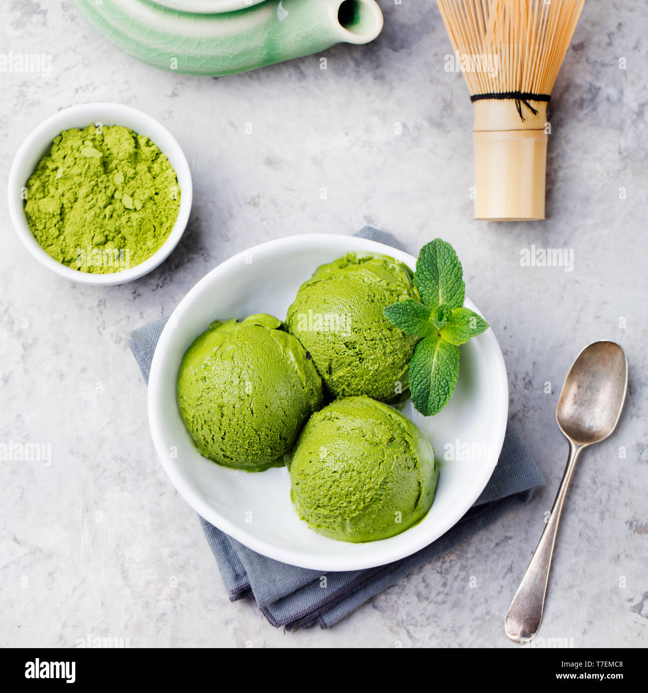 El Te Verde Matcha Ice Cream Scoop En Blanco Tazon Fondo De Piedra Gris Vista Desde Arriba Fotografia De Stock Alamy