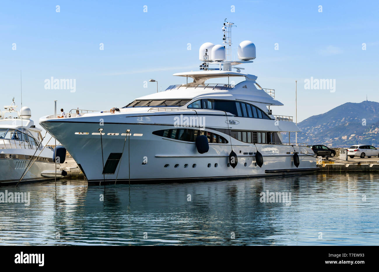 CANNES, Francia - Abril 2019: La superyacht Yalla atracados en el puerto de Port Pierre Canto en Cannes. Es propiedad de Naguib Sawiris. Foto de stock