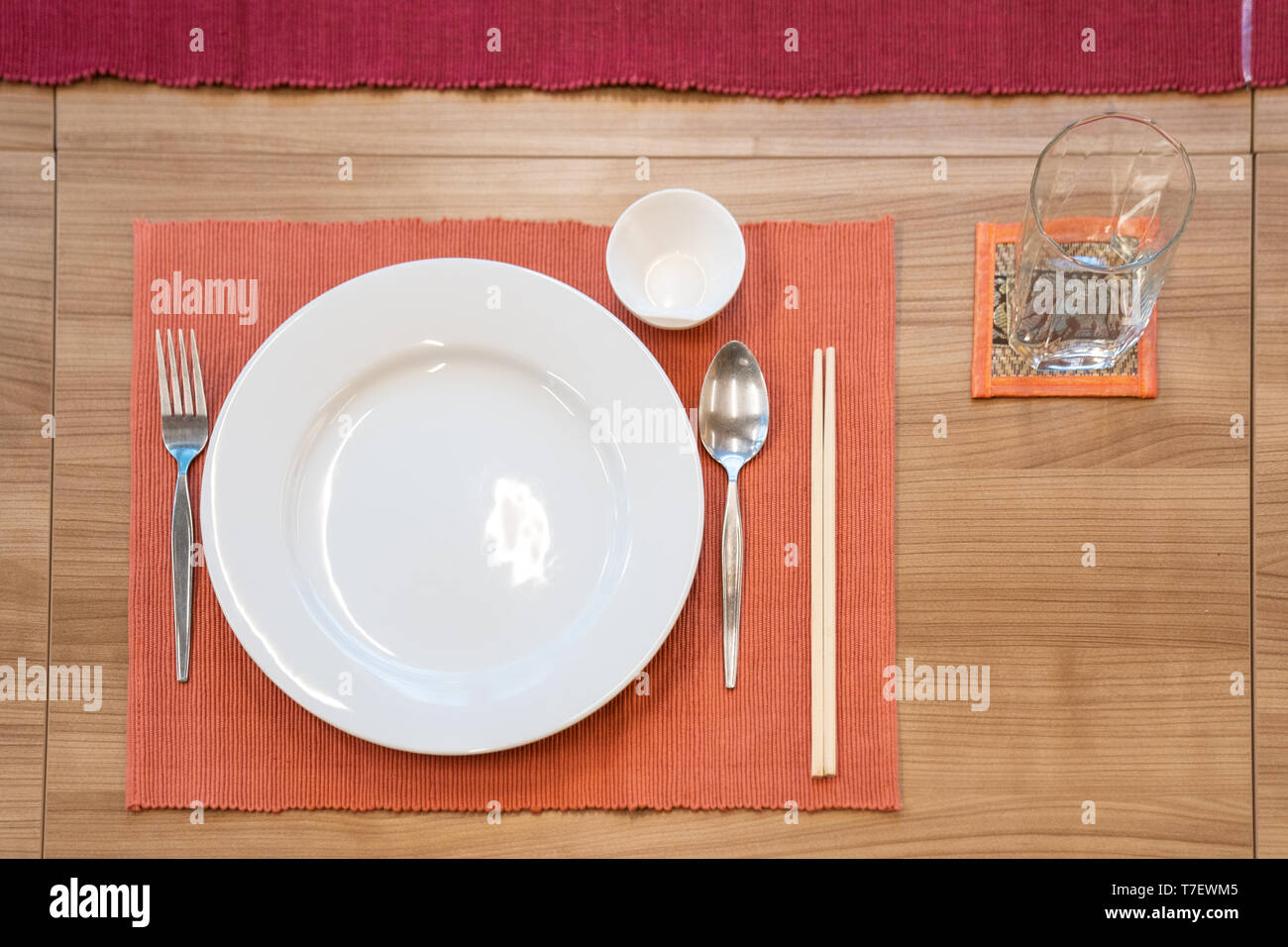 Japonés aplicado moderno comedor estilo con este plato, tenedor, Cuchara,  Servilleta y el vaso sobre la mesa Fotografía de stock - Alamy