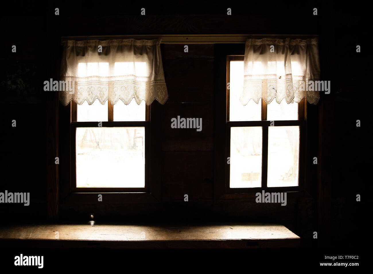 Las viejas ventanas simétricas dentro de una casa de madera Foto de stock