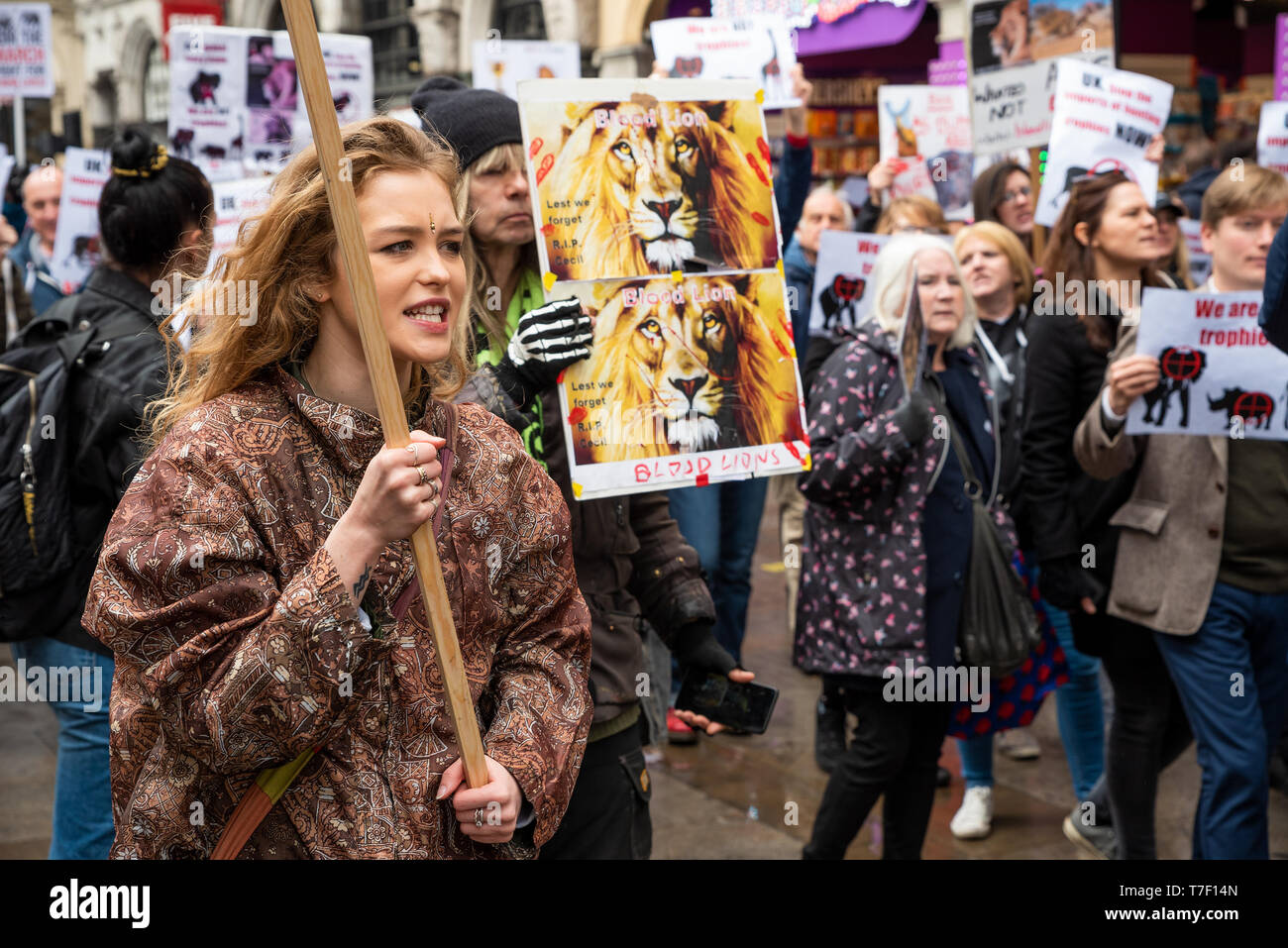 El London marcha en contra de la caza de trofeos y la extinción se reunieron en Cavendish Square y marcharon por el centro de Londres a Downing Street. Foto de stock