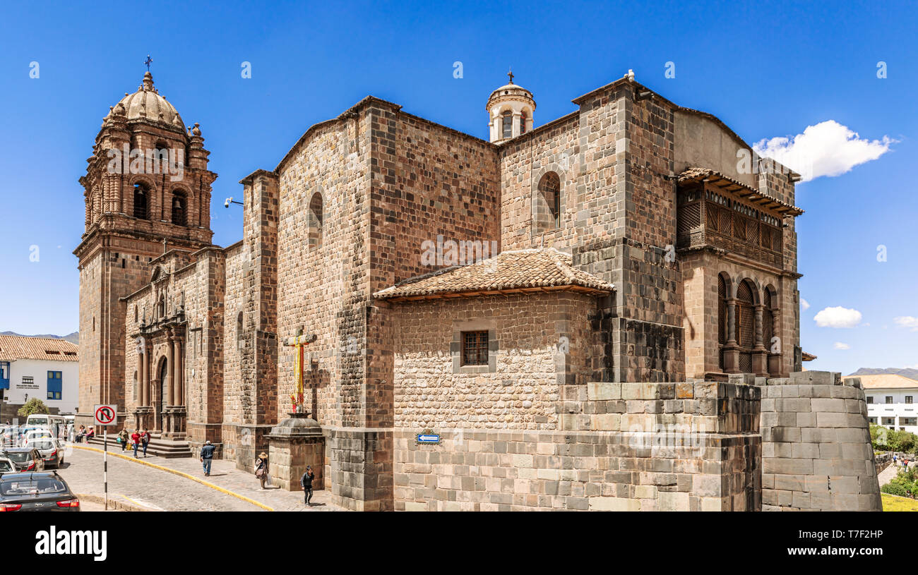 Cusco, Perú - 11 de abril de 2019: Ver en la estructura colonial de la iglesia y convento de Santo Domingo, el convento de Santo Domingo, que se encuentra en la parte superior o Foto de stock