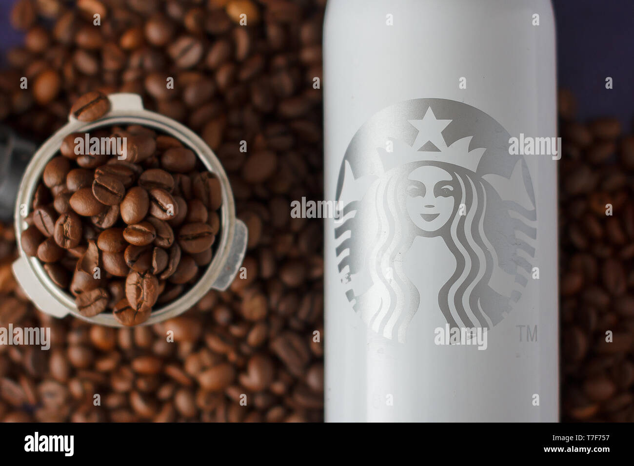 SAN FRANCISCO, Estados Unidos - 26 de abril de 2019: Cierre hasta Starbucks  taza termo, vacío de matraces y sabotaje de café en el Fondo del Café, San  Francisco, Califor Fotografía de stock - Alamy