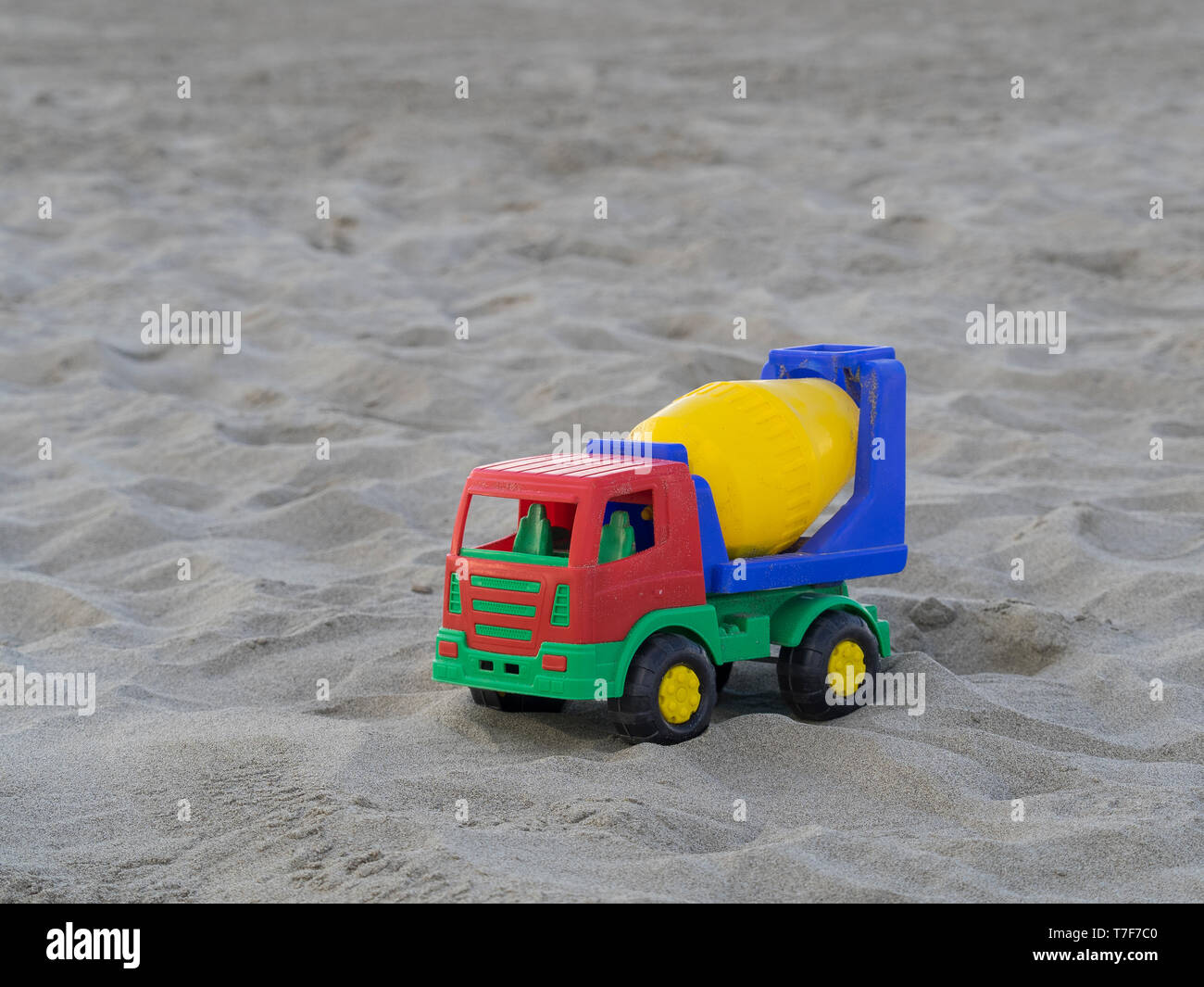 Colorido camión mezclador de cemento (hormigón) juguete de plástico sobre  las dunas de arena Fotografía de stock - Alamy