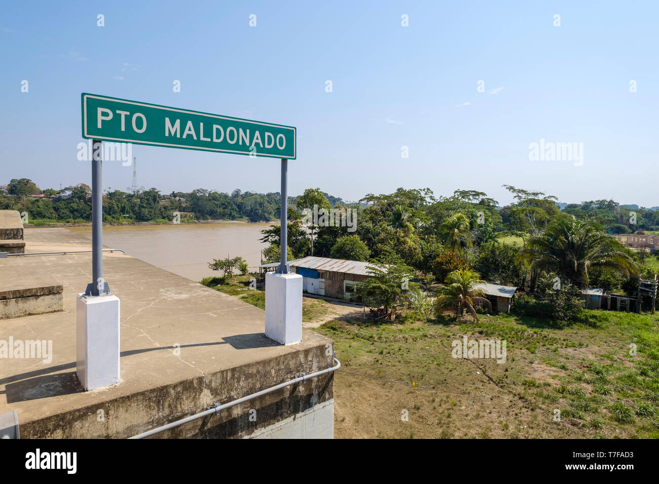 Nombre de la ciudad de Puerto Maldonado cartel en la calle Billinghurst  Puente sobre el río Madre de Dios en la cuenca del Amazonas, Puerto  Maldonado, Perú Fotografía de stock - Alamy