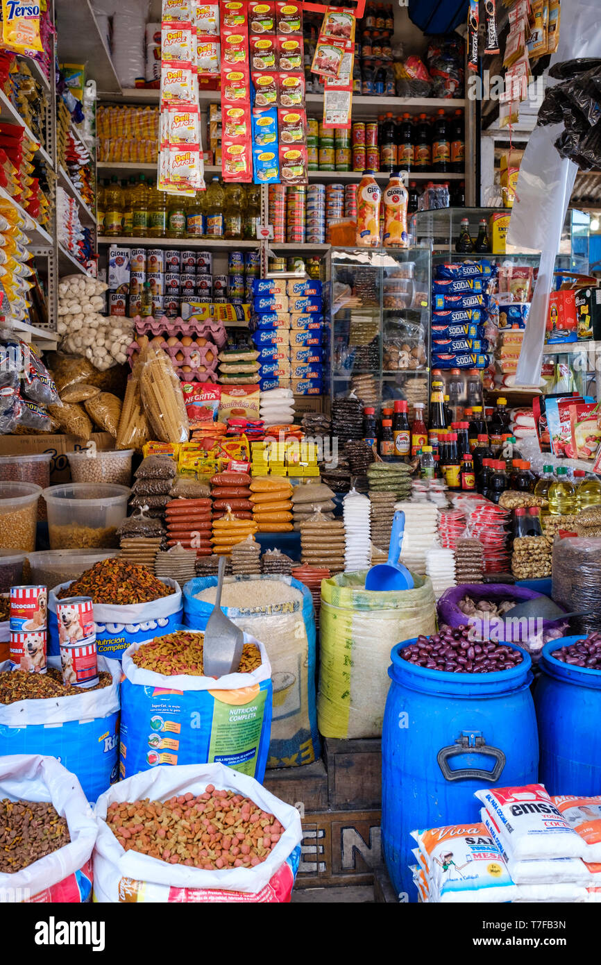 Tienda de alimentos en el Mercado Modelo de Puerto Maldonado, cuenca  amazónica, Perú Fotografía de stock - Alamy