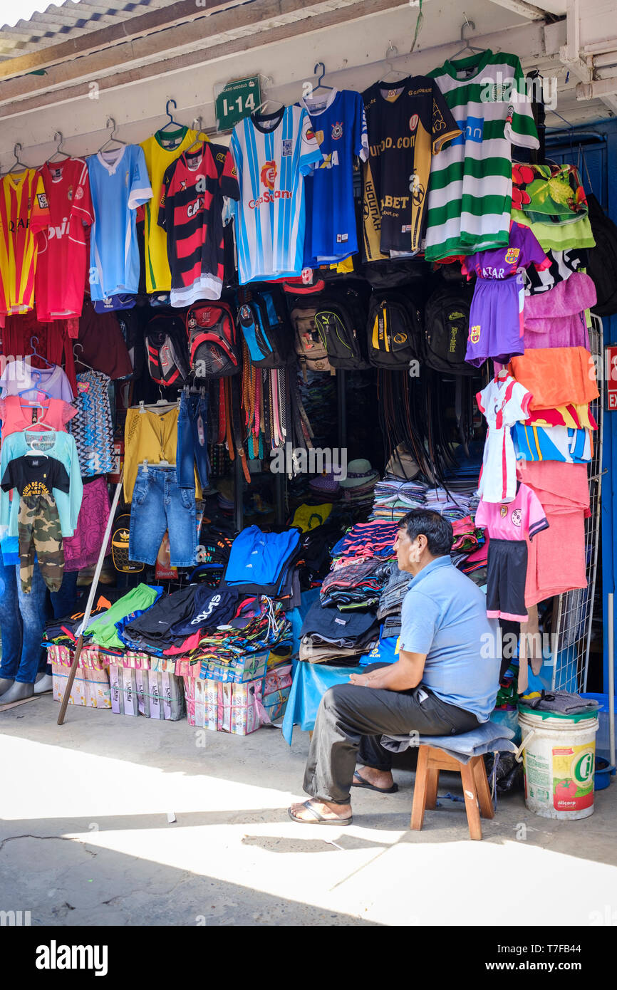 Tienda de ropa en el Mercado Modelo de Puerto Maldonado, cuenca amazónica,  Perú Fotografía de stock - Alamy