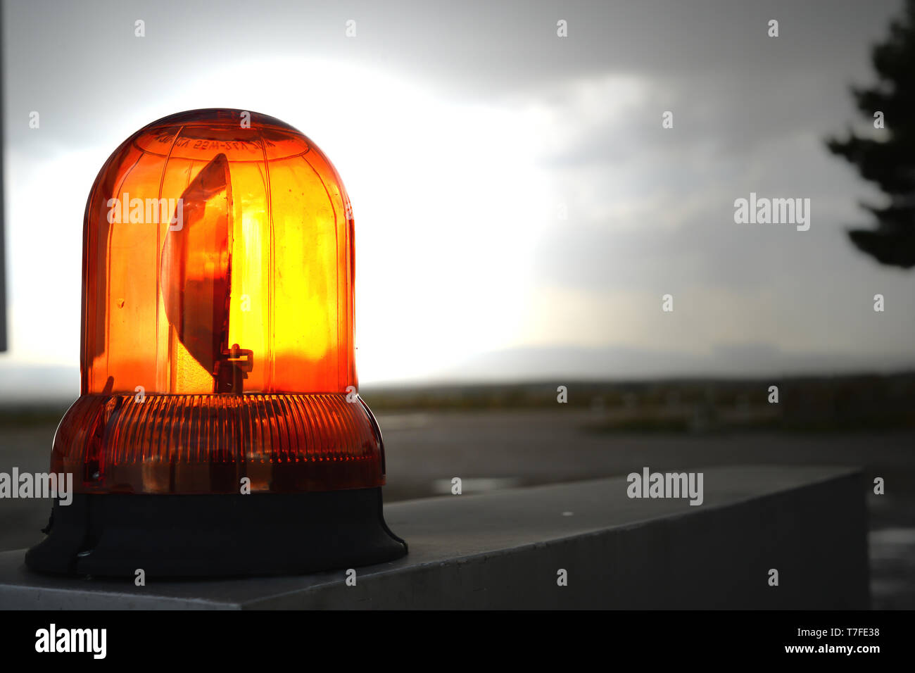 Alerta Naranja luz de precaución vista cercana Foto de stock