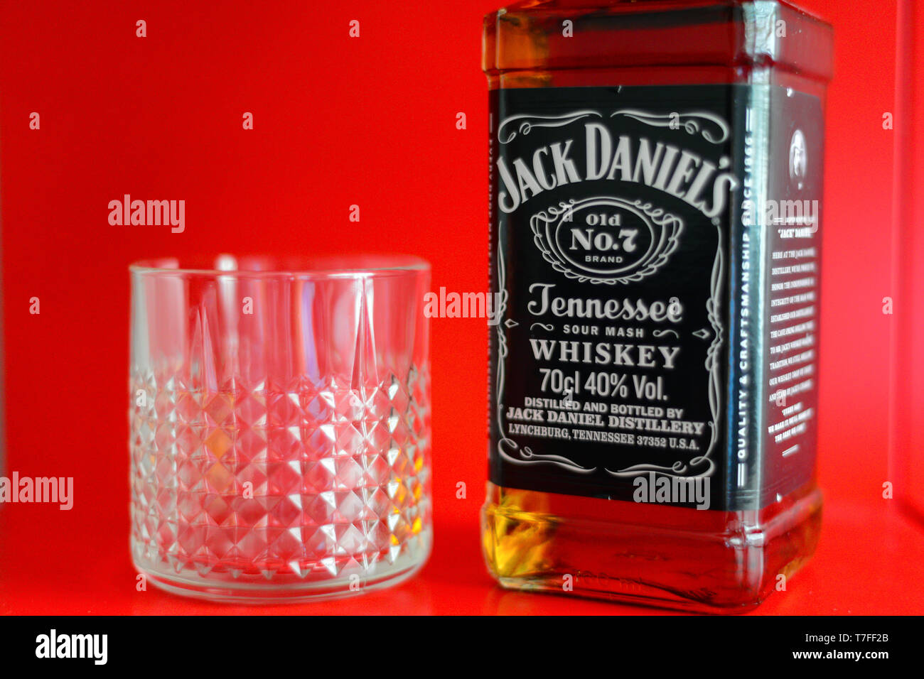 29 de octubre de 2015, Eskisehir, Turquía. Whiskey Jack Daniels y vidrio sobre fondo rojo. Foto de stock