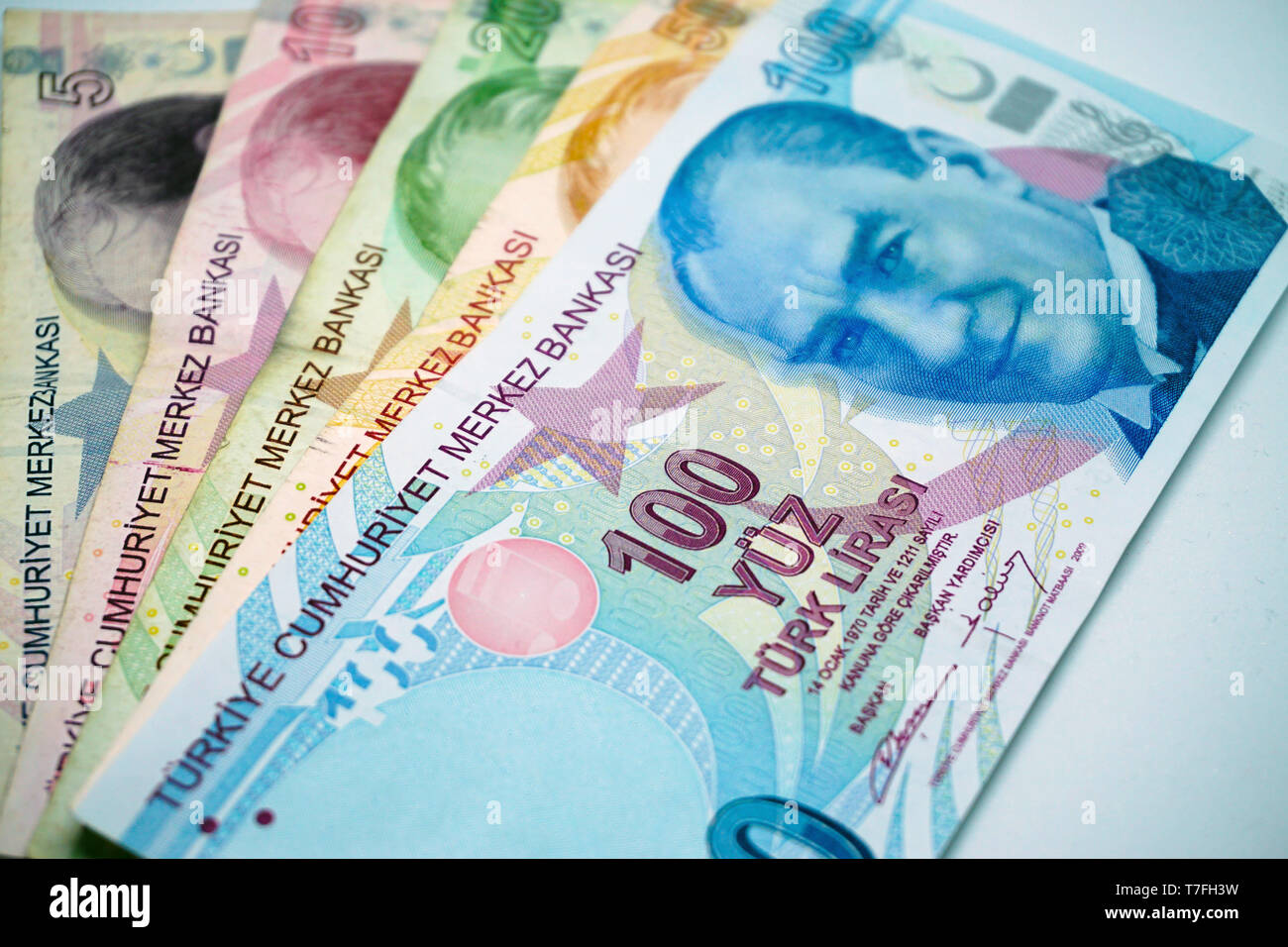 Lira turca calculadora billetes billetes y cálculos de impuestos sobre fondo aislado Foto de stock