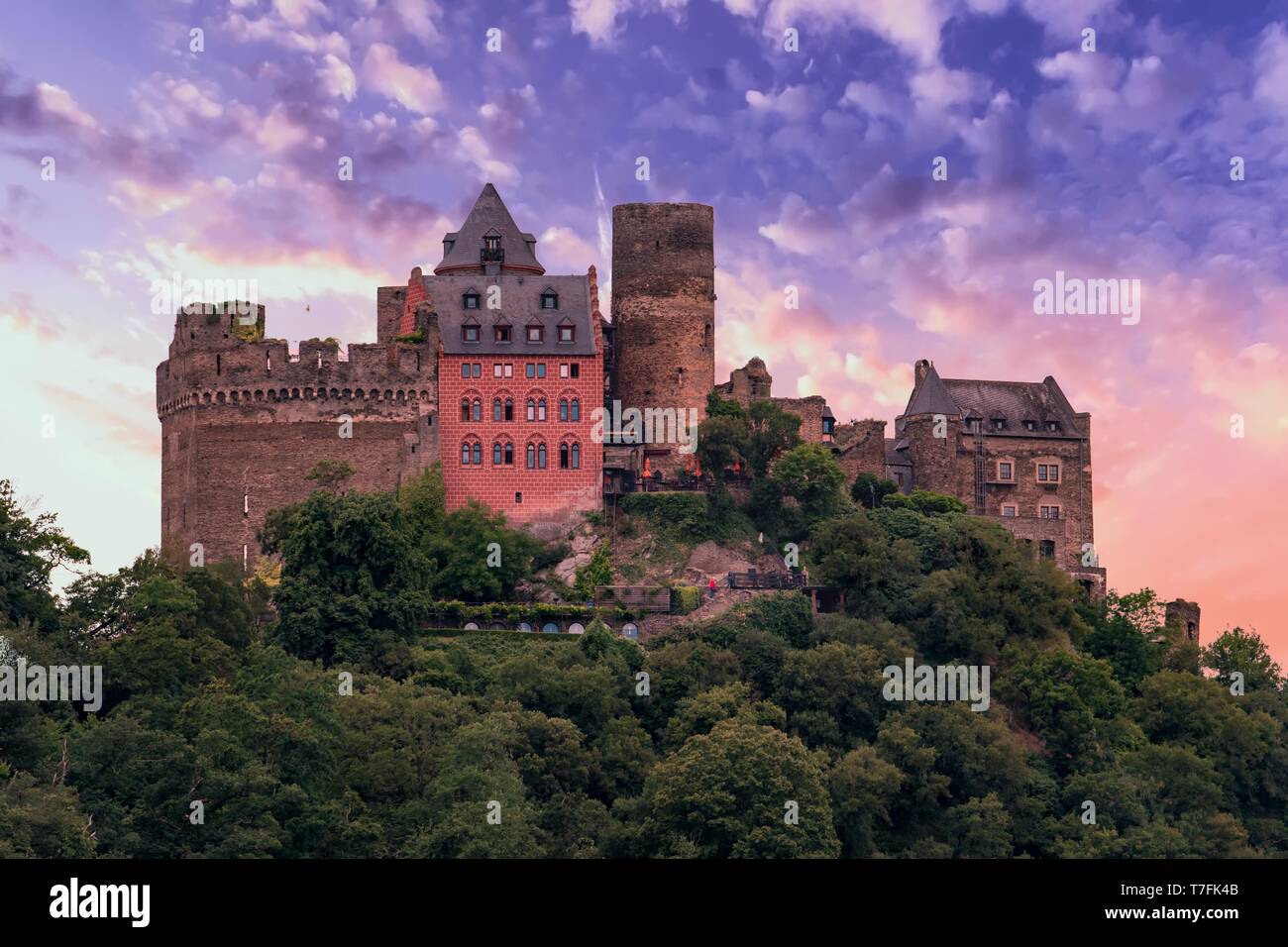 Schonburg Castle está situado en la mitad superior del valle del río Rin en Alemania Foto de stock