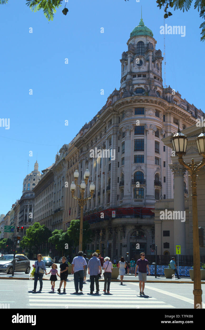 Fachada de un edificio en Bueno Aires, Argentina. Un ejemplo de la influencia europea en la arquitectura de la ciudad. Foto de stock