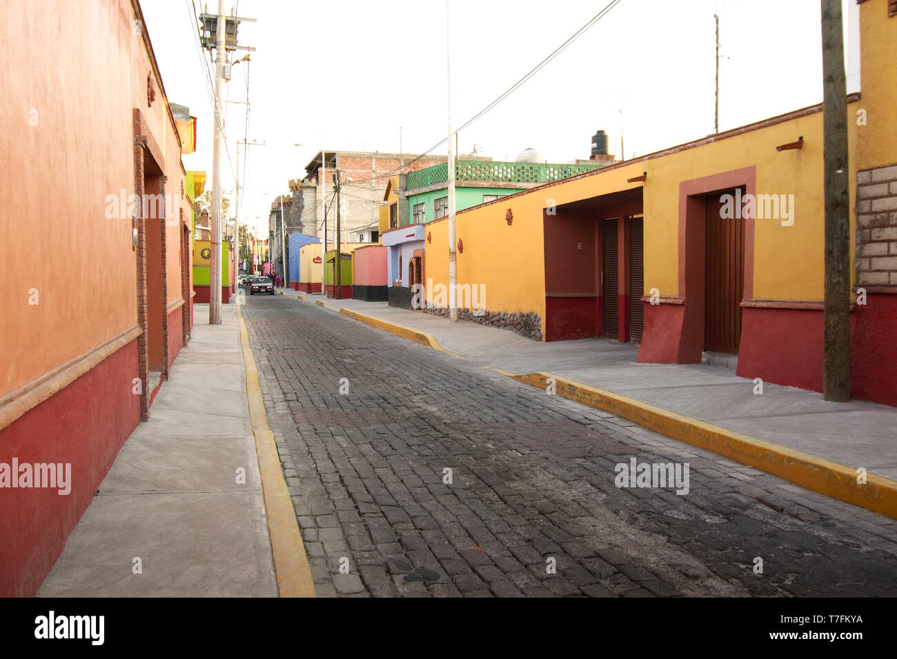 Metepec, Estado de México, México - 2019: una calle en el centro histórico lleno de casas tradicionales de gran colorido. Foto de stock