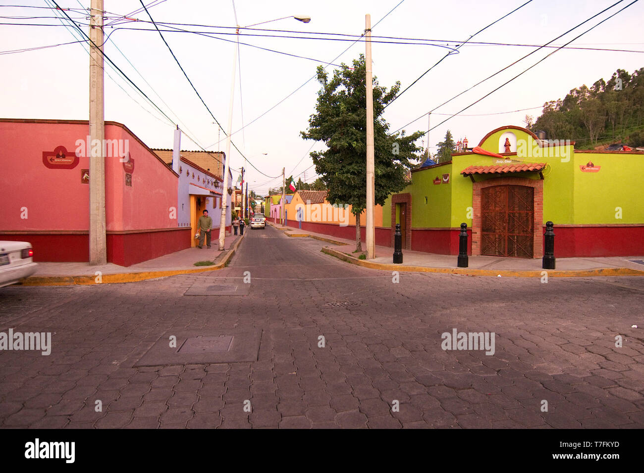 Metepec, Estado de México, México - 2019: una calle en el centro histórico lleno de casas tradicionales de gran colorido. Foto de stock