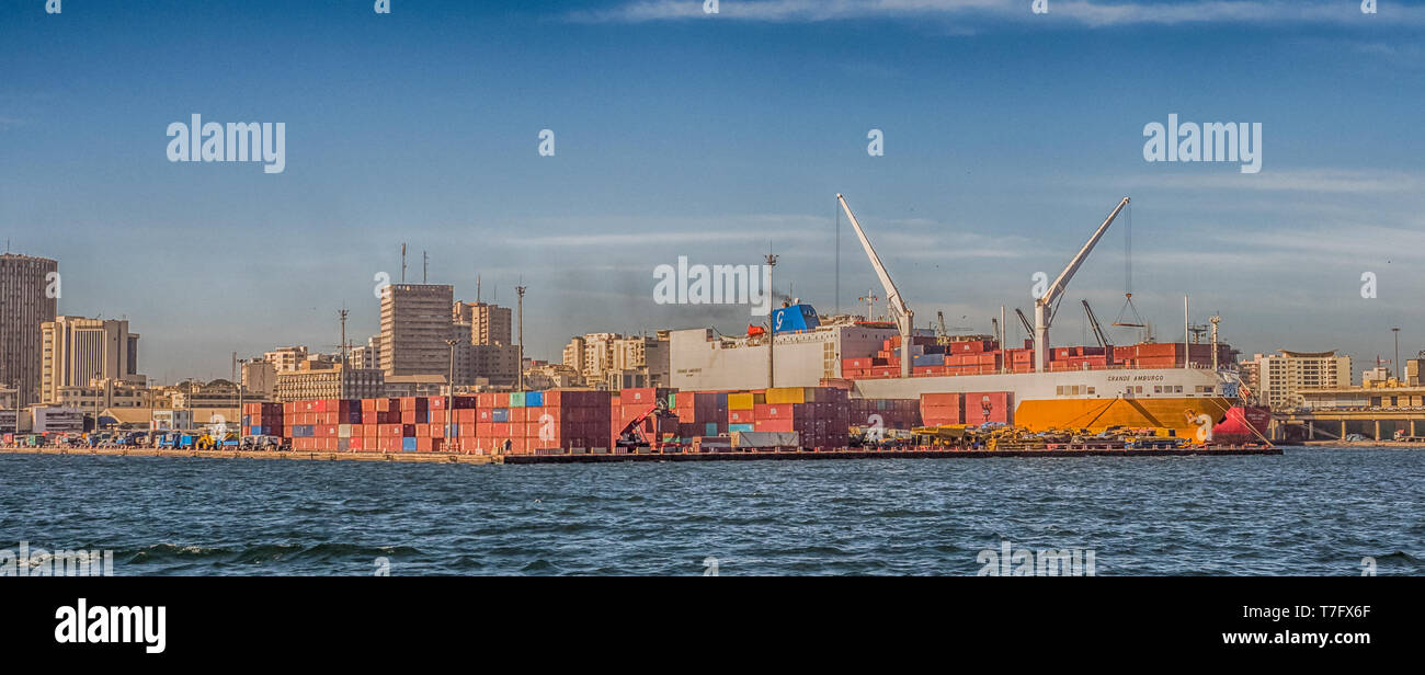 Dakar, Senegal - Febrero 2, 2019: Vista panorámica del puerto de Dakar en  Senegal, con grandes buques, embarcaciones pequeñas, grúas y cargueros  cerca del muelle. África Fotografía de stock - Alamy