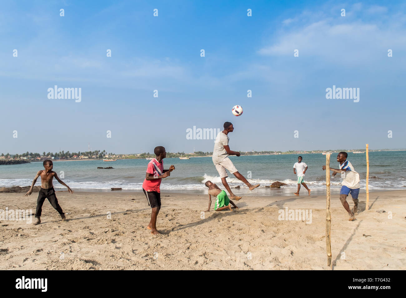 Niños jugando al fútbol en una playa de Cape Coast, Ghana. Foto de stock