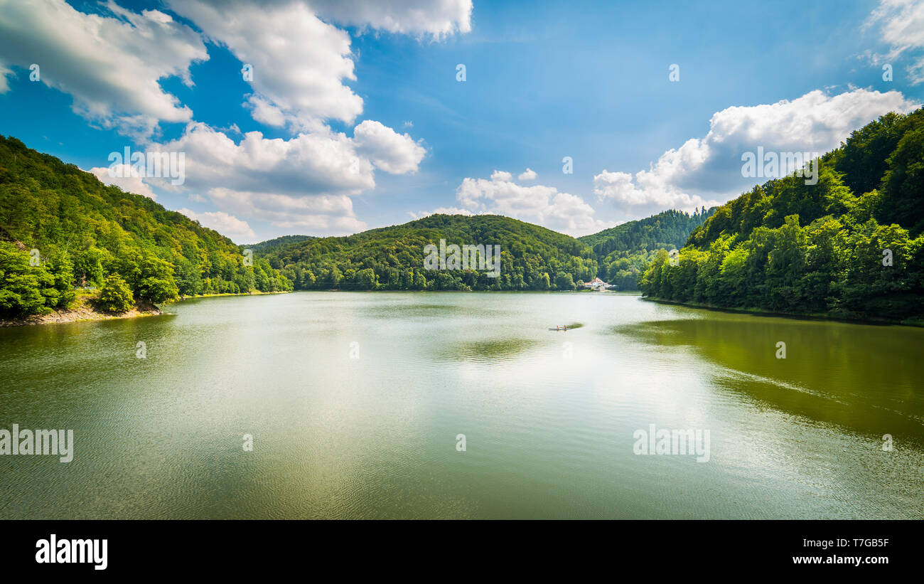 Vista sobre lago Bystrzyckie de Embalse en Zagorze Slaskie Foto de stock