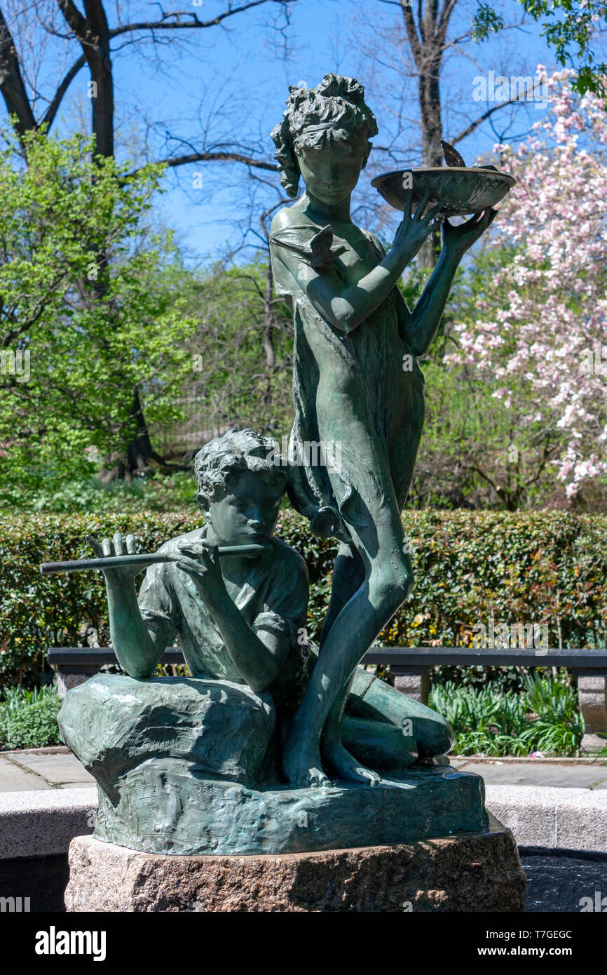 La Burnett Fuente en el Conservatory Garden, Central Park, la parte superior de Manhattan, Ciudad de Nueva York, EE.UU. Foto de stock