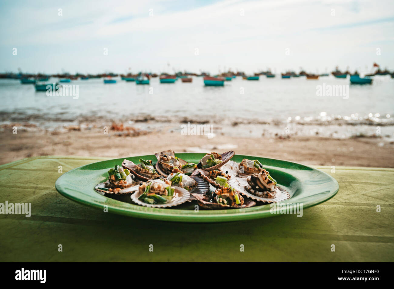 Concha asadas - un famoso marisco en Vietnam. MUI ne, una aldea de pescadores de Vietnam Foto de stock
