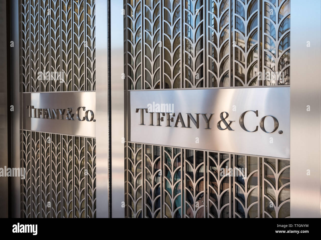 Las puertas de entrada en almacén de Tiffany, la Piazza del Duomo de Milán, Italia. Foto de stock