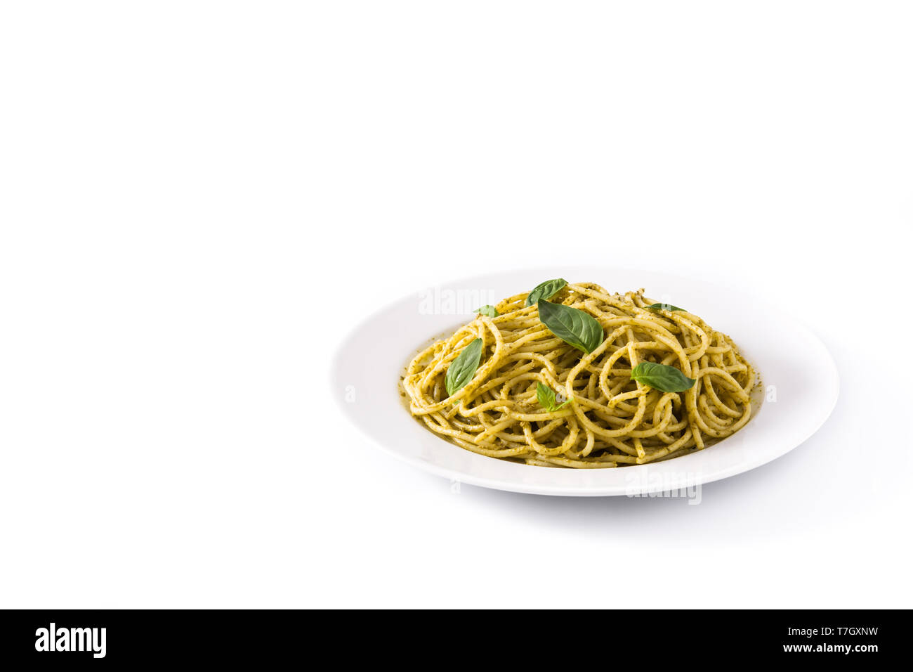 Espaguetis pasta con salsa pesto aislado sobre fondo blanco. Foto de stock