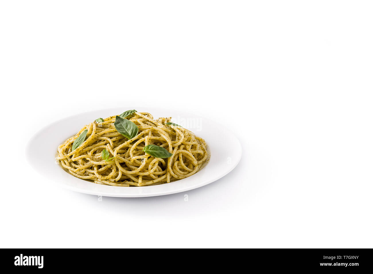Espaguetis pasta con salsa pesto aislado sobre fondo blanco. Foto de stock