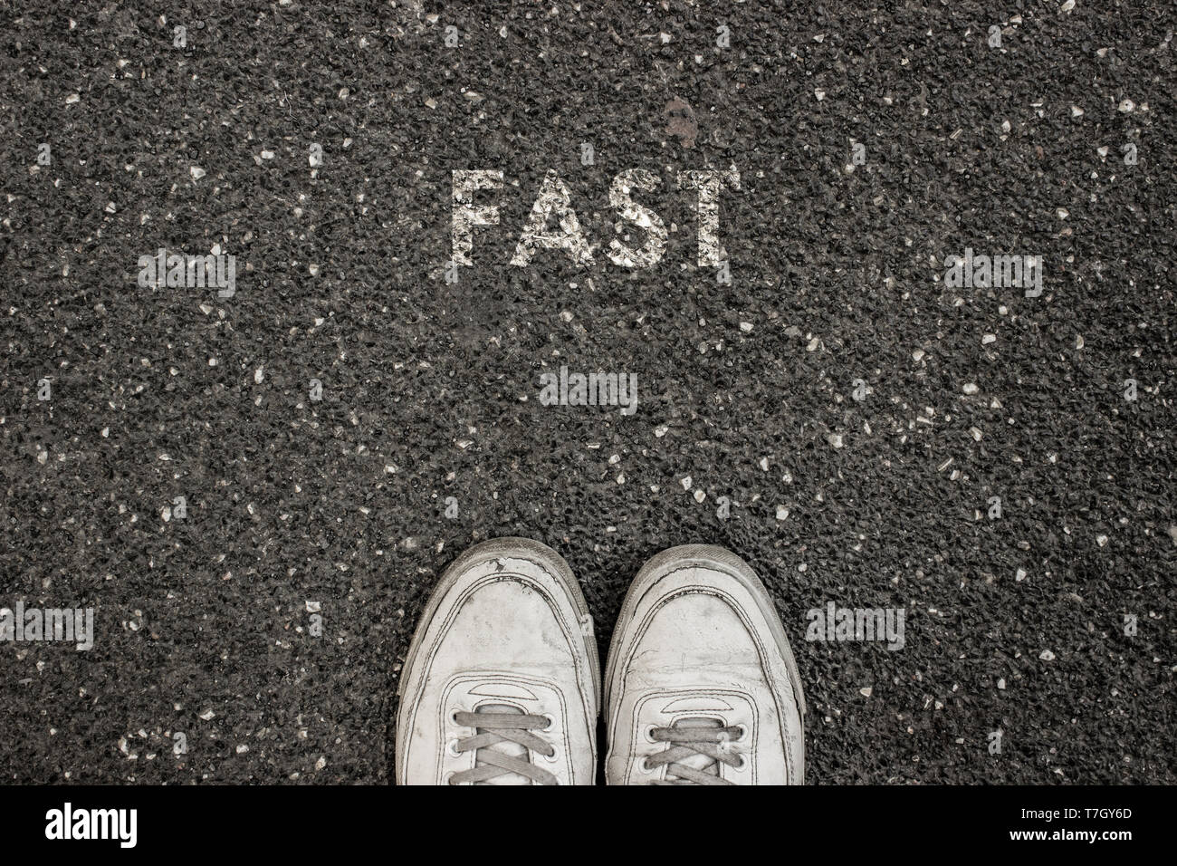 Nuevo concepto de vida, calzado deportivo y la palabra escrita en asfalto, tierra, slogan de motivación. Foto de stock