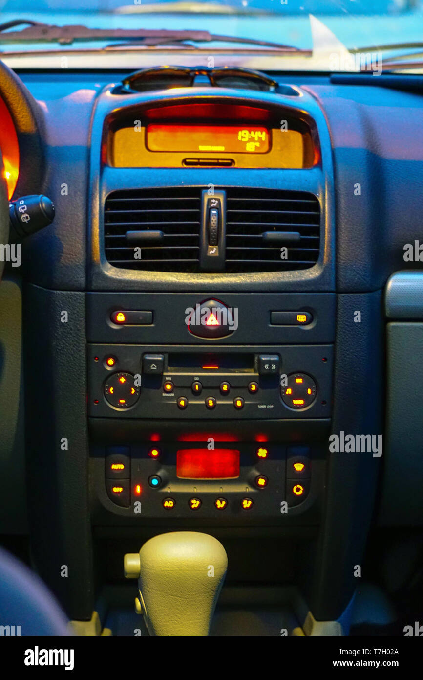 Radio digital para coche. Radio para coche moderna. Sistema de pantalla  táctil multimedia inteligente Fotografía de stock - Alamy