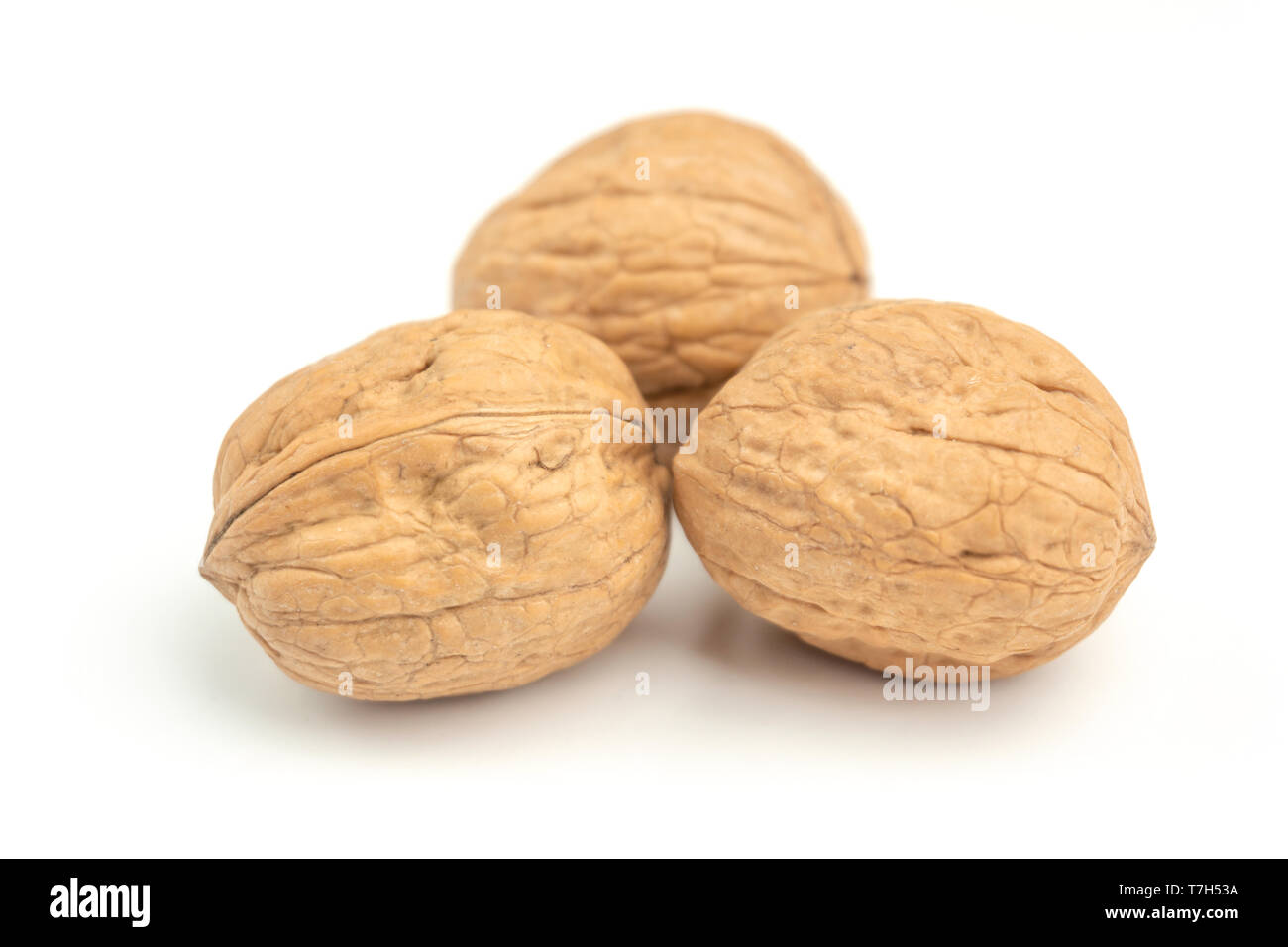 Close-up de nueces frescas aislado sobre fondo blanco. Tuercas saludable con los ácidos grasos omega 3 y antioxidantes para una piel hermosa y vida sana. Foto de stock
