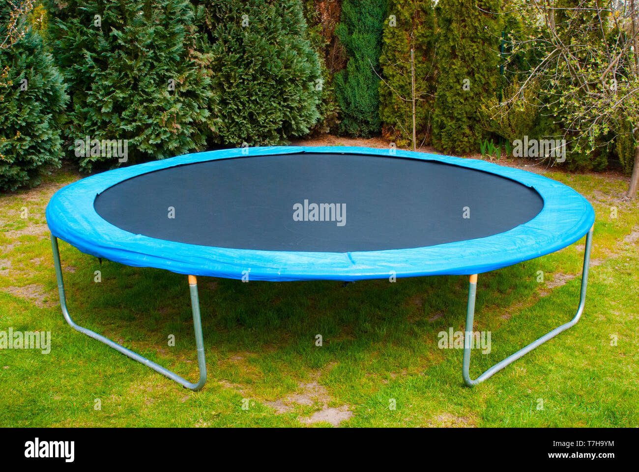 Cama elástica en el jardín, un círculo rodeado por una cubierta azul,  tamaño 12 pies, batut negro Fotografía de stock - Alamy