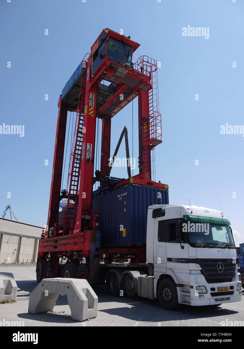 Funcionamiento en el puerto de Limassol conteneurs, principal centro de transporte de mercancías en Chipre Foto de stock