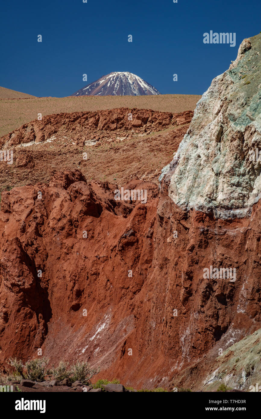 El volcán Licancabur el pico de la montaña sobre el Valle Arco Iris Foto de stock