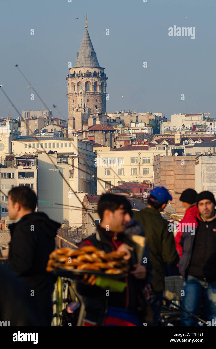 Un hombre turco lleva Simit en una bandeja sobre su cabeza sobre la torre de Galata, Estambul, Turquía Foto de stock