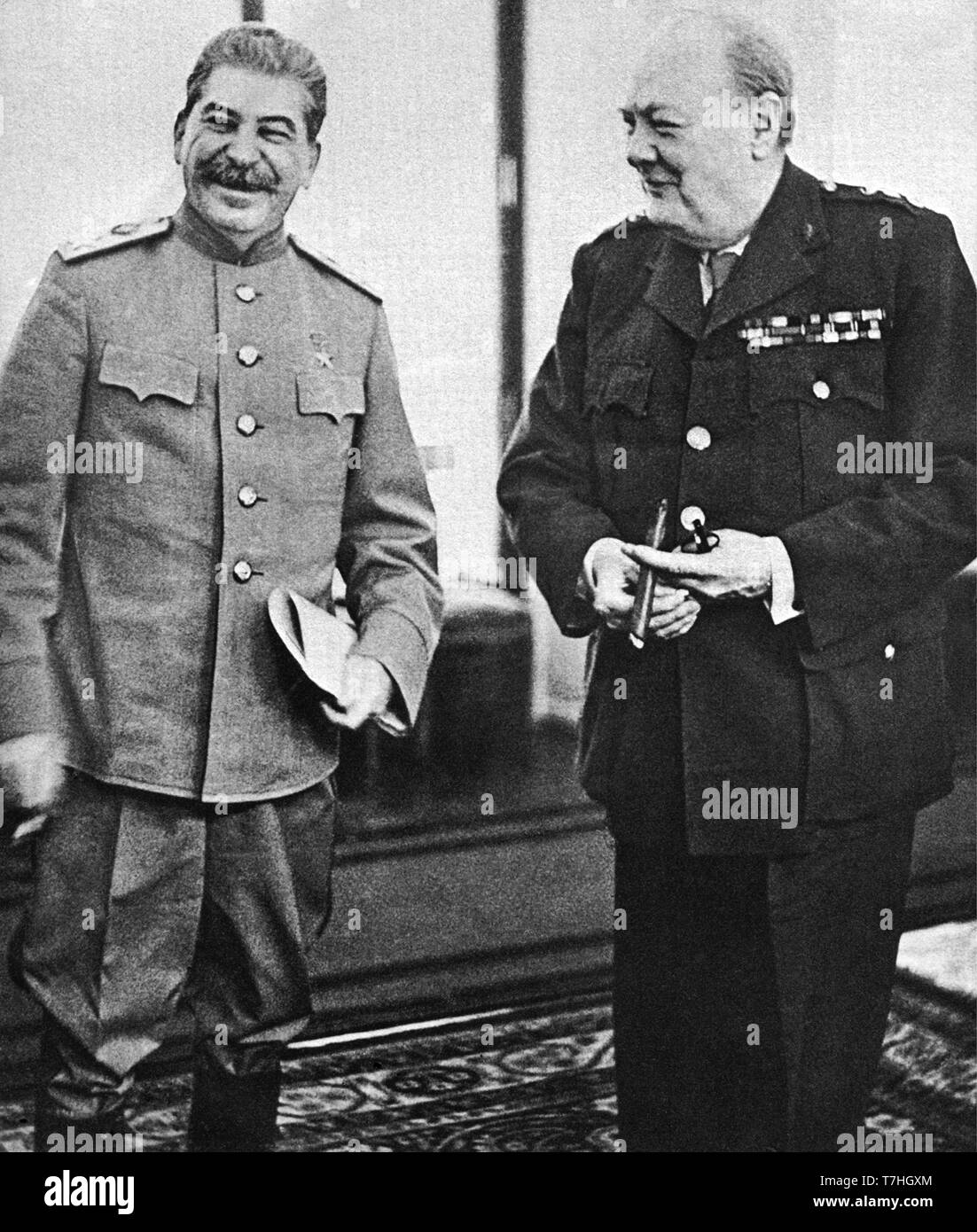 Winston Churchill y Josef Stalin en la Conferencia de Yalta, Crimea. 8 de febrero de 1945 Foto de stock