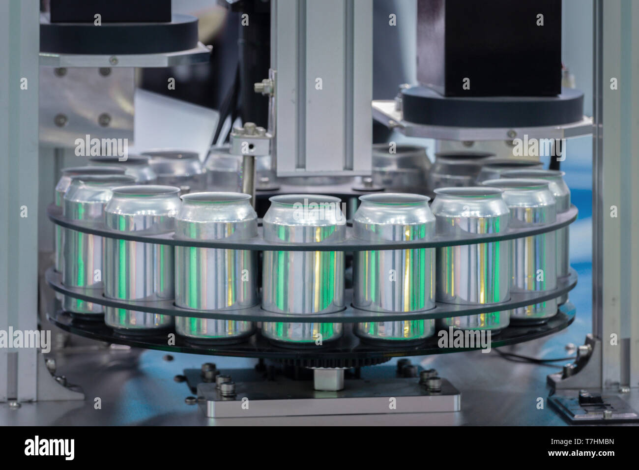 Nueva vacía las latas de aluminio para bebidas proceso están moviéndose en  línea de fábrica sobre la cinta transportadora de la máquina de bebidas en  la fabricación industrial de alimentos y bebidas