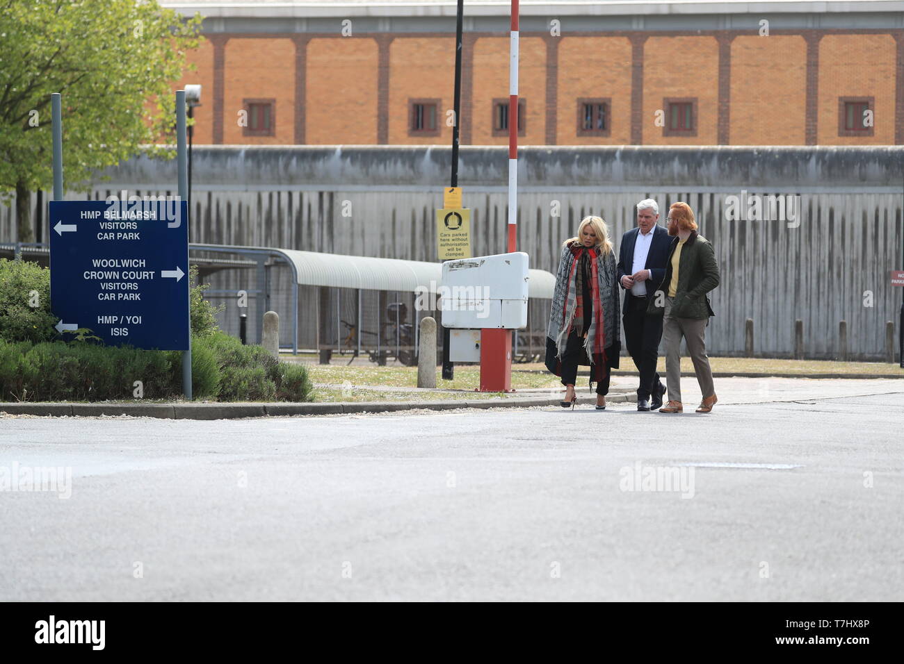 La actriz estadounidense Pamela Anderson deja Belmarsh cárcel en el sureste de Londres, acompañado por el editor de WikiLeaks Kristinn Hrafnsson (centro) después de visitar el fundador de Wikileaks Julian Assange. Foto de stock