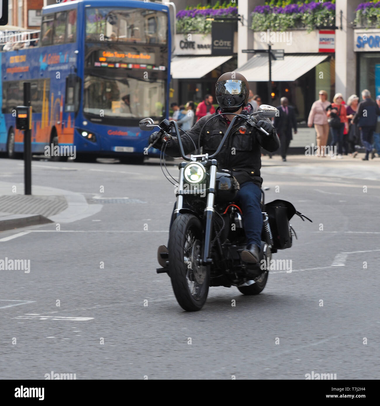 Montando una Harley Davidson motos chopper inCity de Londres, Inglaterra, Reino Unido. Foto de stock